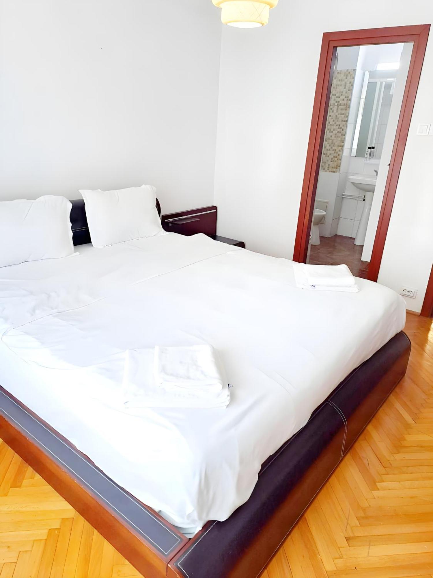 Tranquil Unirii Residence - Elegant & Spacious Living With Parking Steps From Parliament Boekarest Buitenkant foto